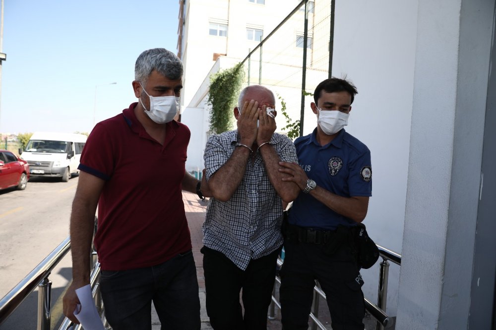 Öfkeli baba dehşeti! Kızını boğazından bıçakladı