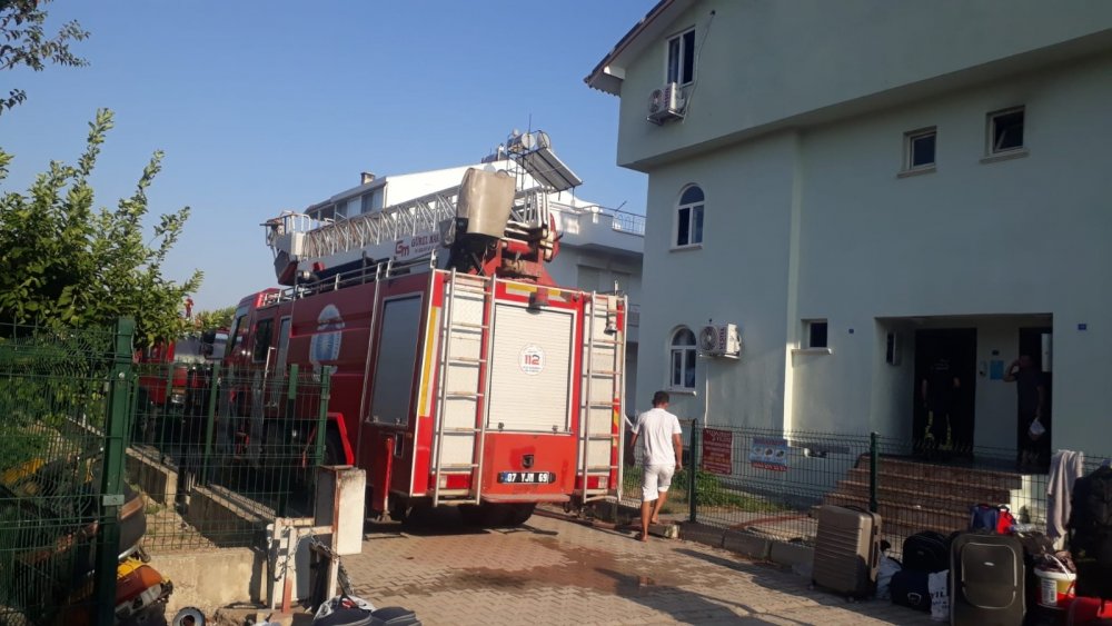 Serik'te otel lojmanında çıkan korkutan yangın