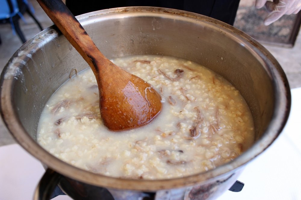 Türk gastronomisinin önemli yemeklerinden Hrisi ve aşur damakları çatlatıyor