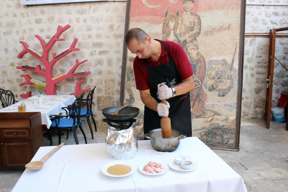 Türk gastronomisinin önemli yemeklerinden Hrisi ve aşur damakları çatlatıyor