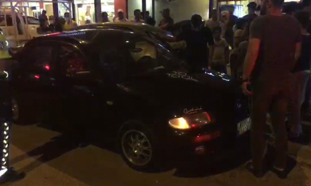 İnegöl'de savrulan otomobil yayalara ve araçlara çarptı!