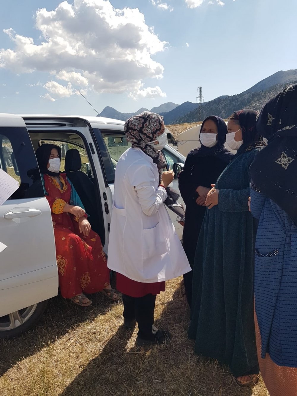 Konya Derebucak’ta tarım işçileri çadırlarında aşılandı