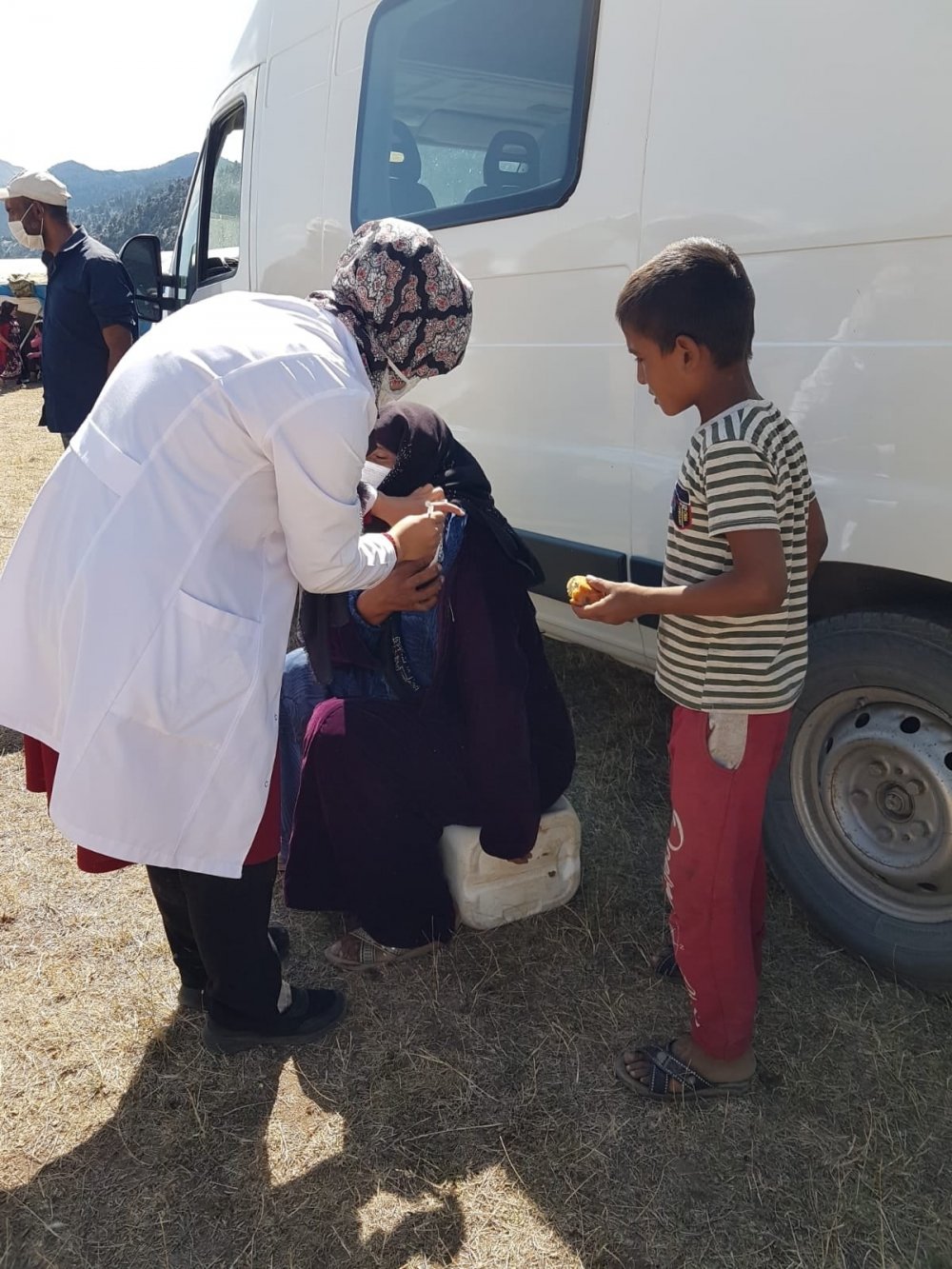 Konya Derebucak’ta tarım işçileri çadırlarında aşılandı