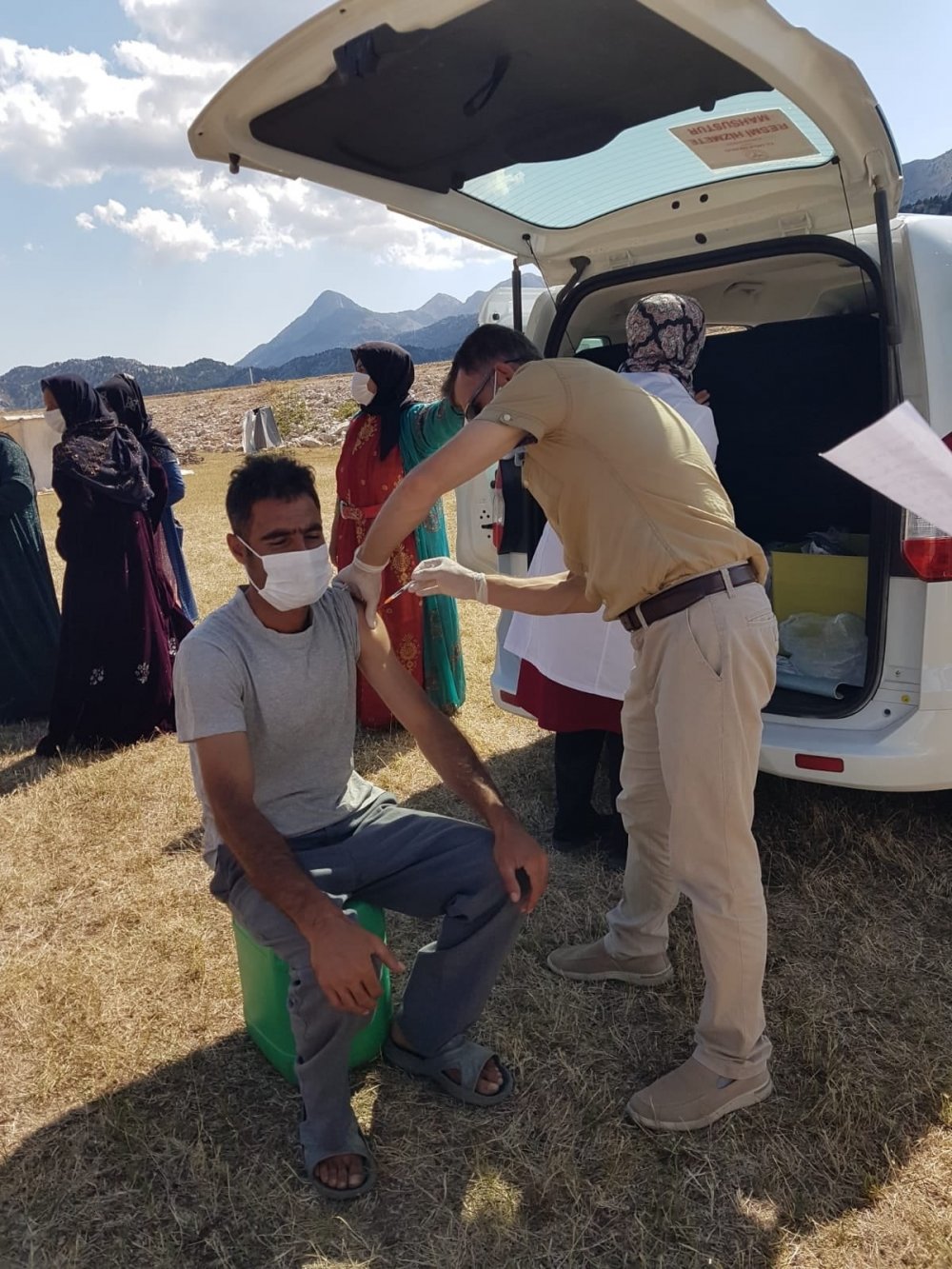 Konya Derebucak’ta tarım işçileri çadırlarında aşılandı