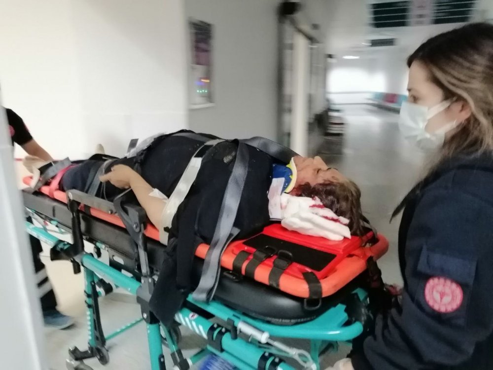 Konya'dan Aksaray'a giden araç şarampolde takla attı! 2'si çocuk 6 yaralı