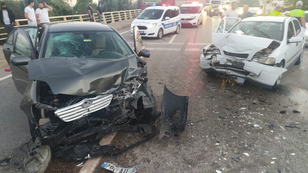 Karabük’te karşı şeride geçen araç faciası! 5 yaralı