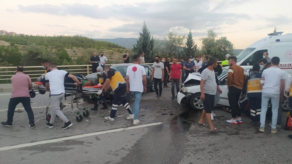 Karabük’te karşı şeride geçen araç faciası! 5 yaralı