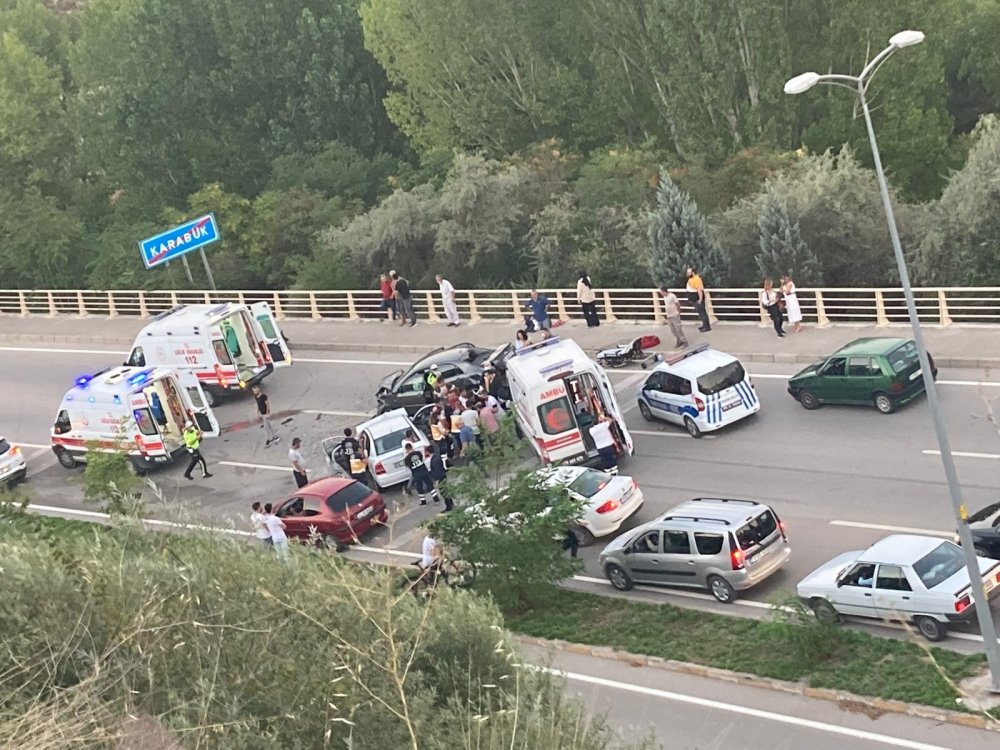 Karabük’te karşı şeride geçen araç faciası! 5 yaralı