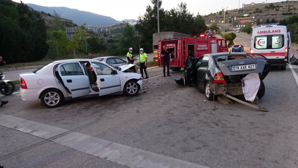 Karabük’te karşı şeride geçen araç faciası! 5 yaralı