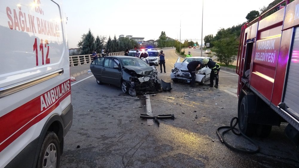 Karabük’te karşı şeride geçen araç faciası! 5 yaralı
