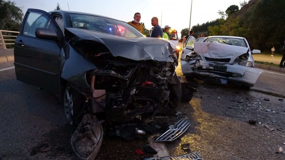 Karabük’te karşı şeride geçen araç faciası! 5 yaralı