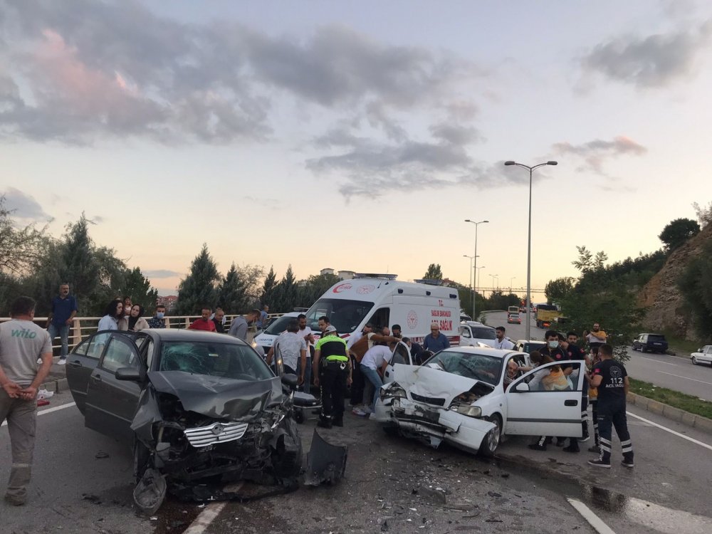 Karabük’te karşı şeride geçen araç faciası! 5 yaralı