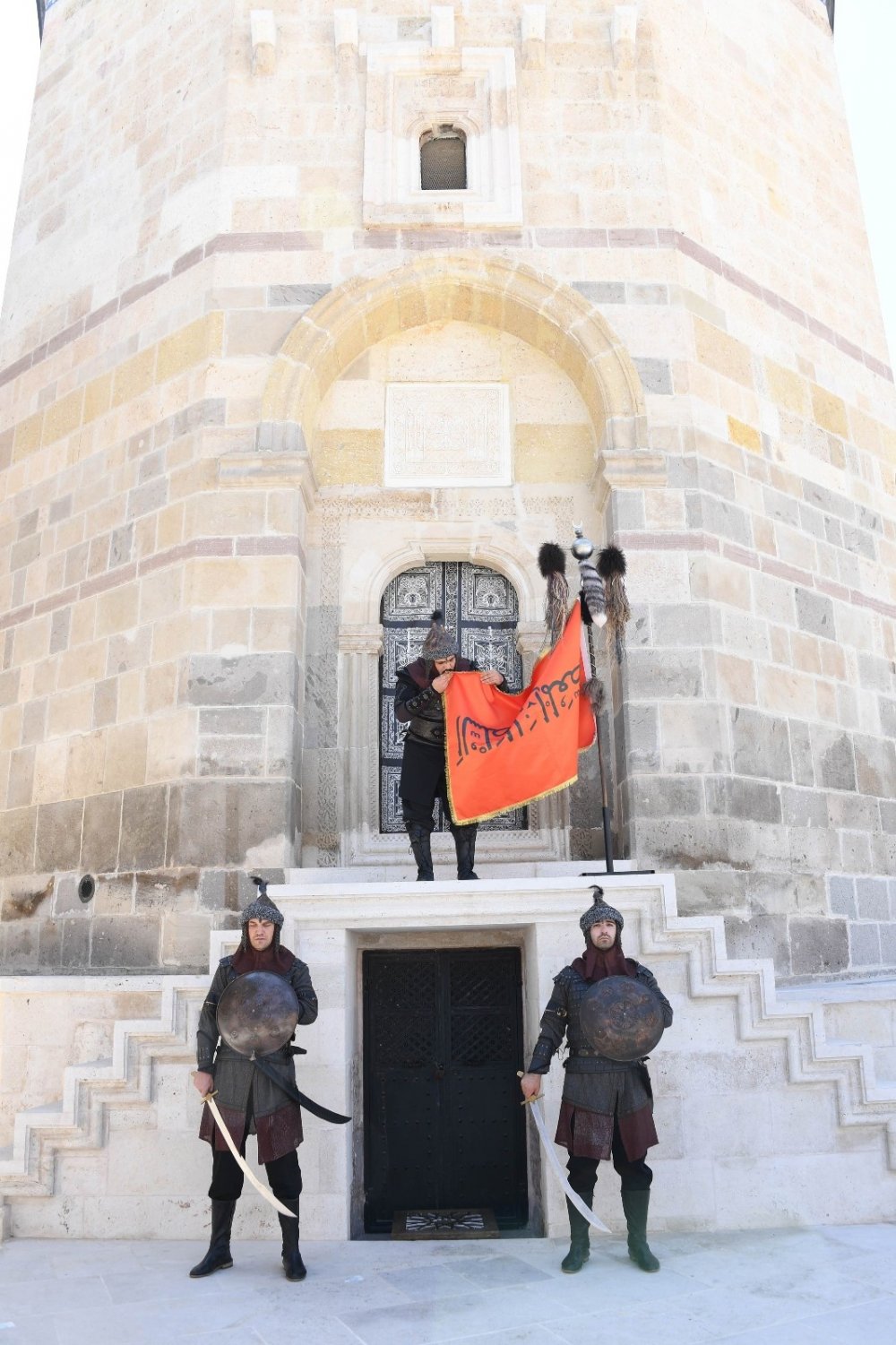 Konya’da Selçuklu Sultanlarına saygı nöbeti