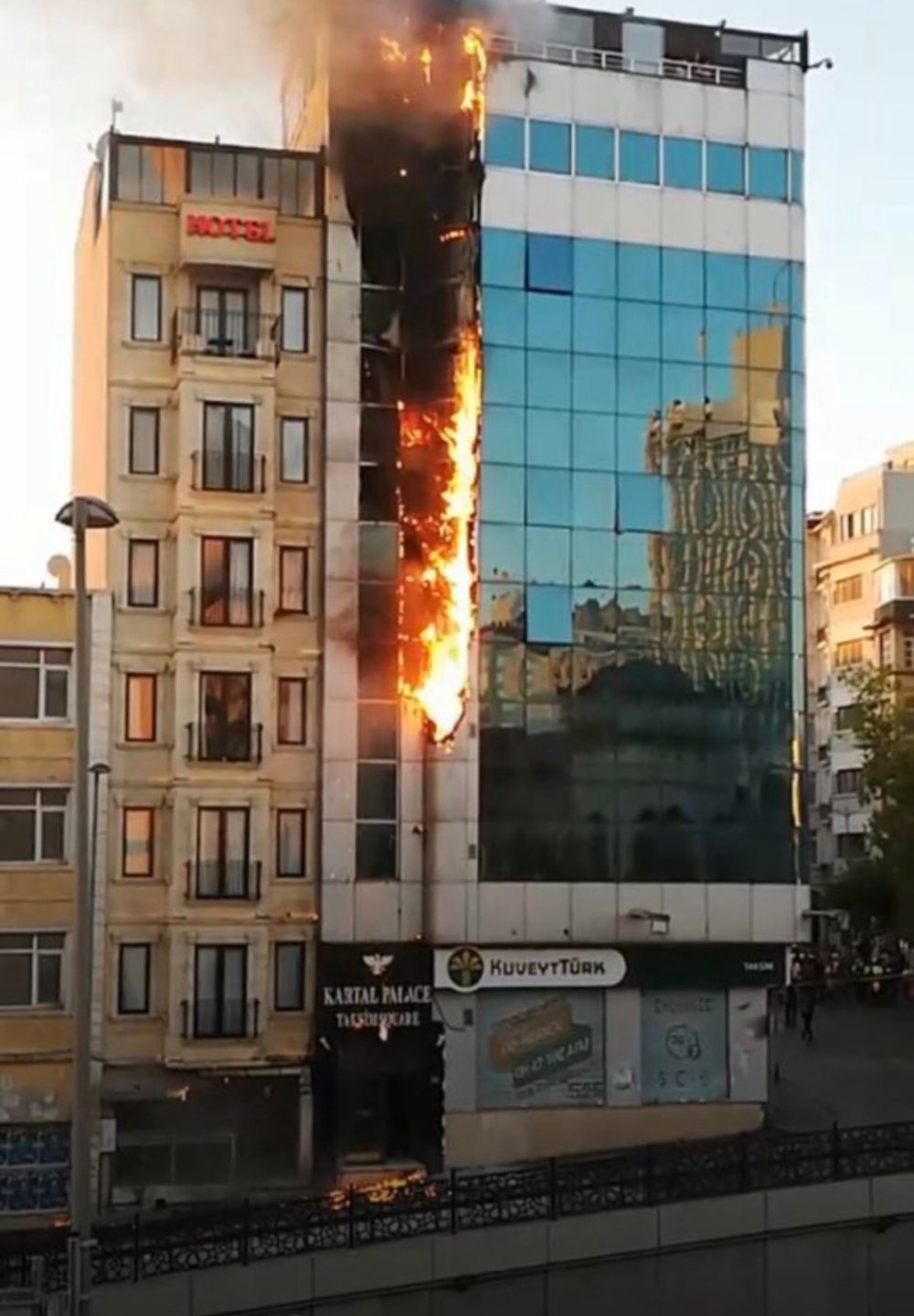 Otelde korkutan yangın! Taksim duman altında kaldı