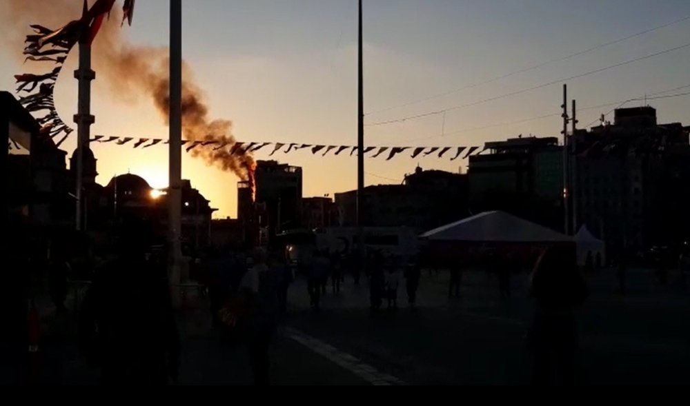 Otelde korkutan yangın! Taksim duman altında kaldı