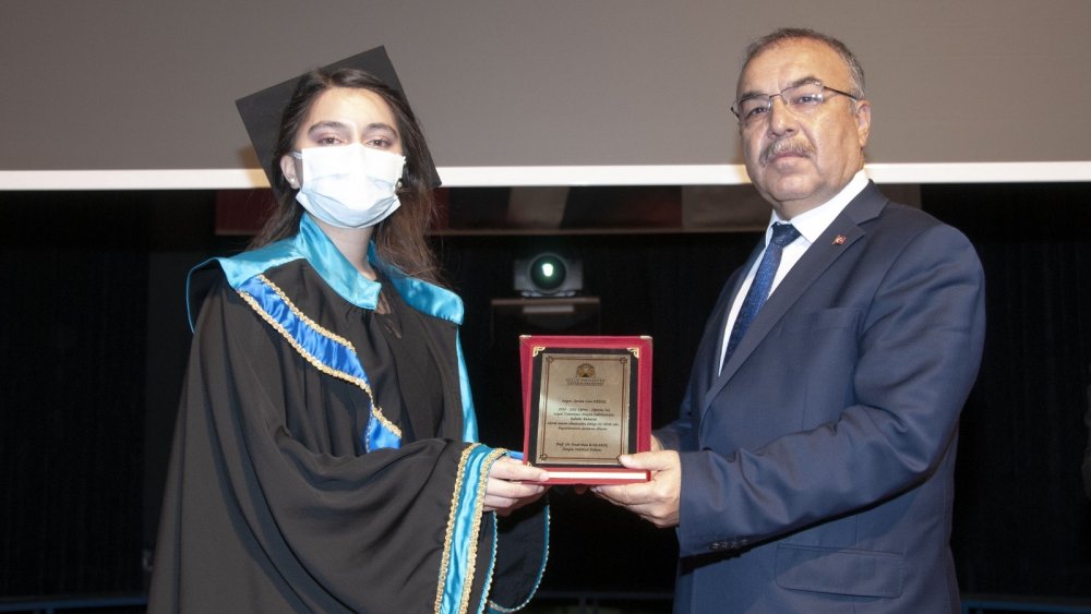 SÜ İletişim Fakültesi'nde 25'inci dönem mezuniyet heyecanı