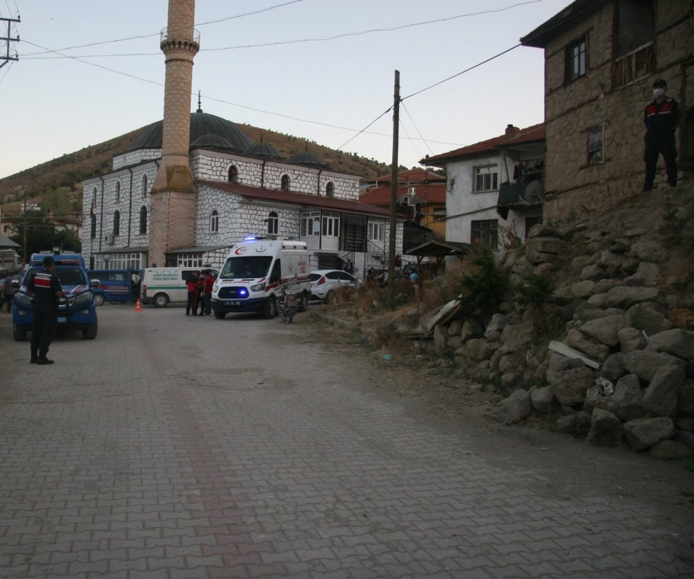 Afyon'da dehşet gecesi! Eve gelen iki kardeş ailesinin cesetlerini buldu