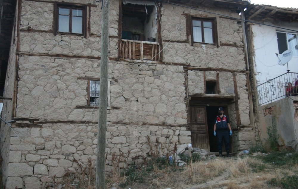 Afyon'da dehşet gecesi! Eve gelen iki kardeş ailesinin cesetlerini buldu