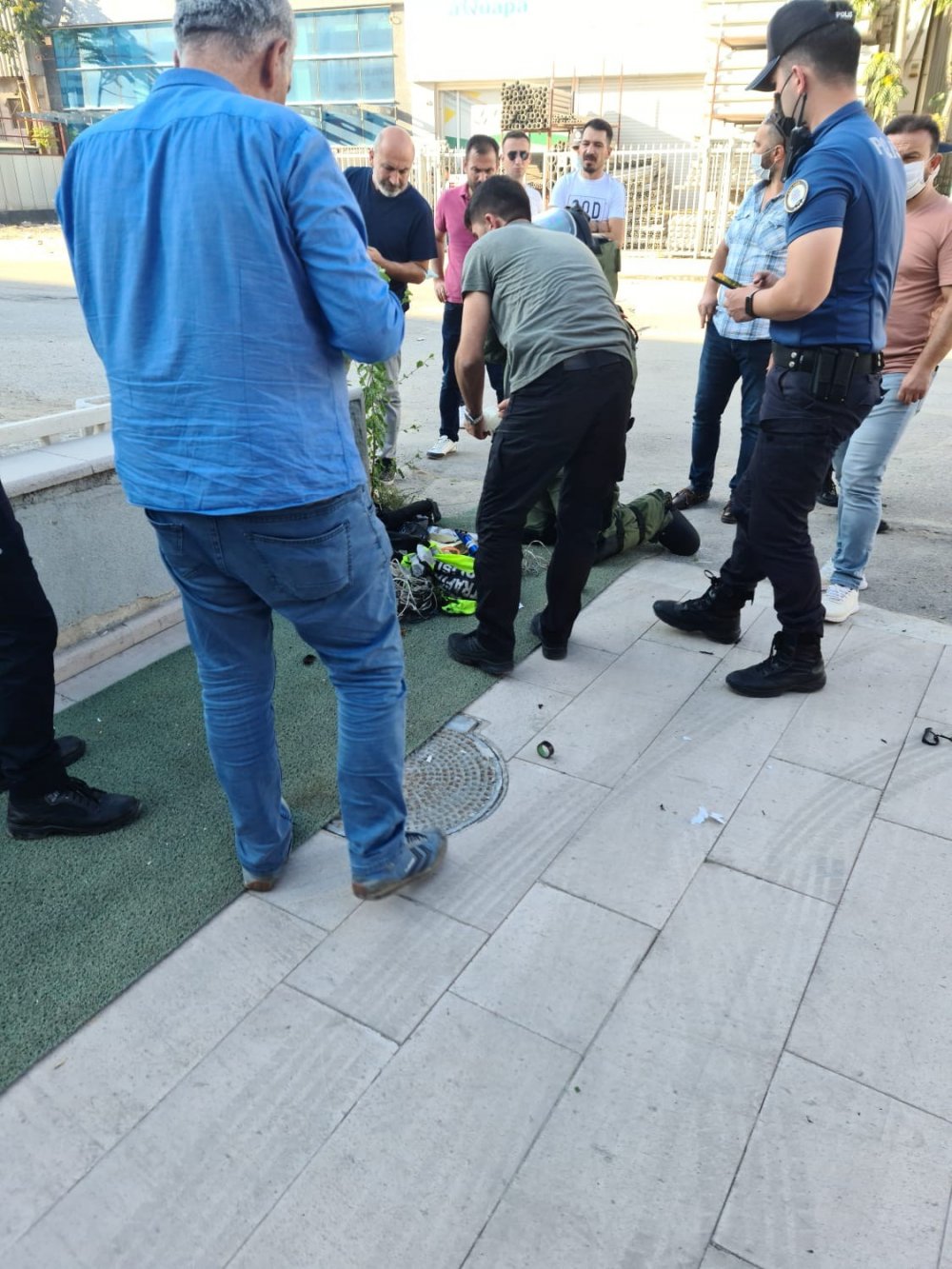 Anavatan Partisi Genel Merkezi önündeki şüpheli çantadan çıkanlar şok etti