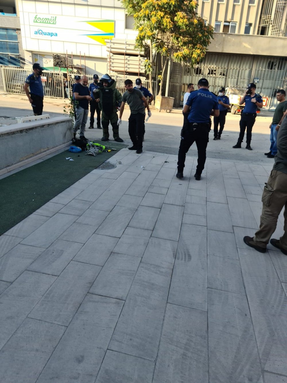 Anavatan Partisi Genel Merkezi önündeki şüpheli çantadan çıkanlar şok etti