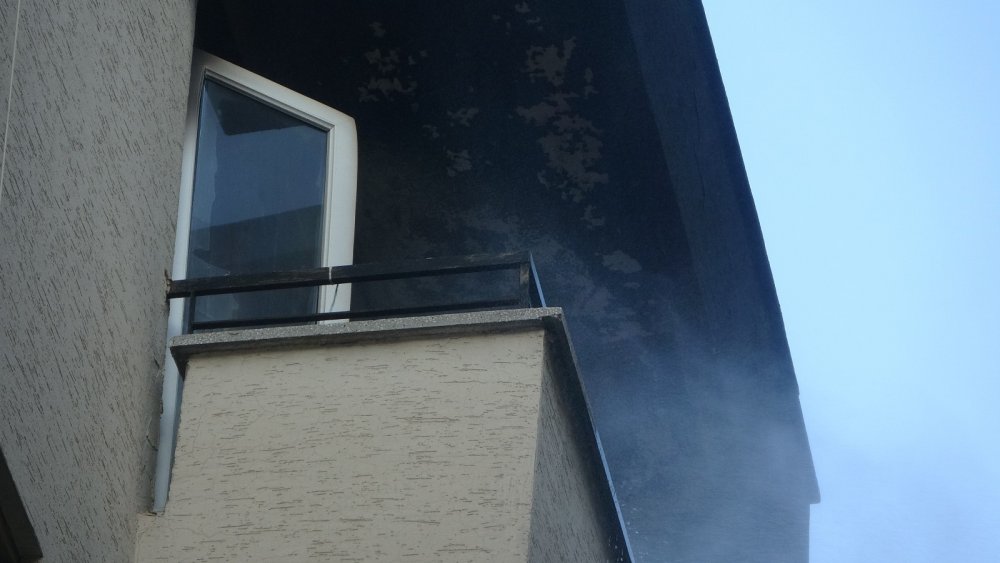 Apartman dairesinde yangın paniği! Mahalleli sokağa döküldü