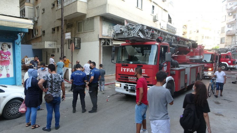 Apartman dairesinde yangın paniği! Mahalleli sokağa döküldü