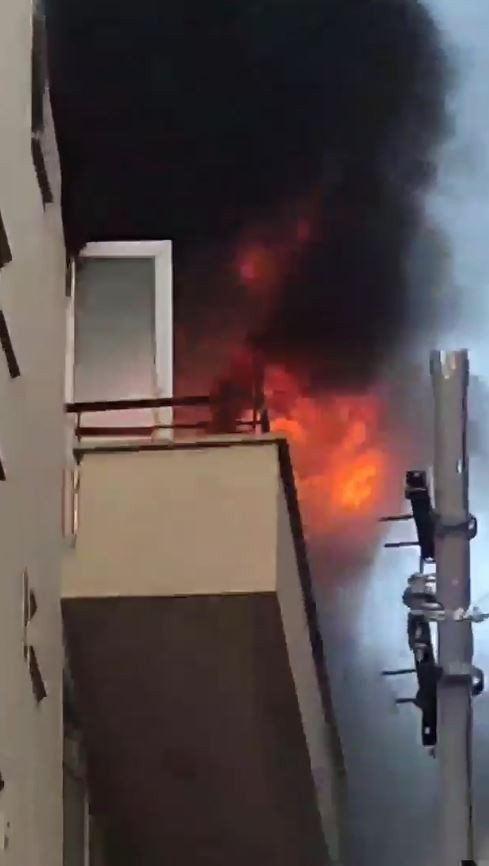 Apartman dairesinde yangın paniği! Mahalleli sokağa döküldü