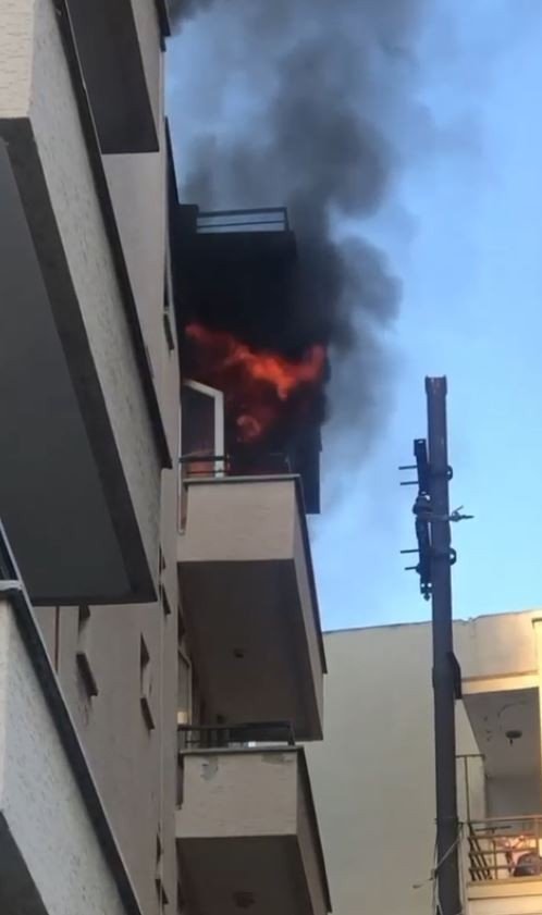 Apartman dairesinde yangın paniği! Mahalleli sokağa döküldü