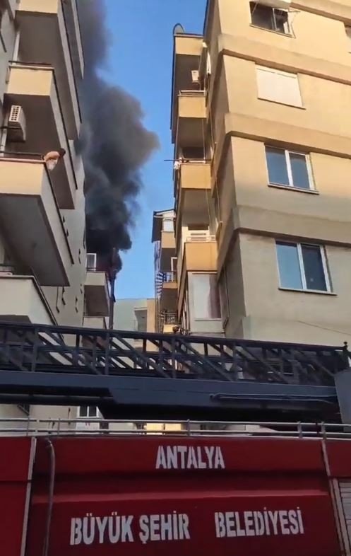 Apartman dairesinde yangın paniği! Mahalleli sokağa döküldü