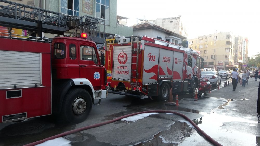 Apartman dairesinde yangın paniği! Mahalleli sokağa döküldü