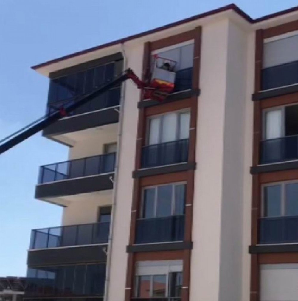 Konya’da pencere ve balkon camı arasına sıkışan güvercini itfaiye kurtardı