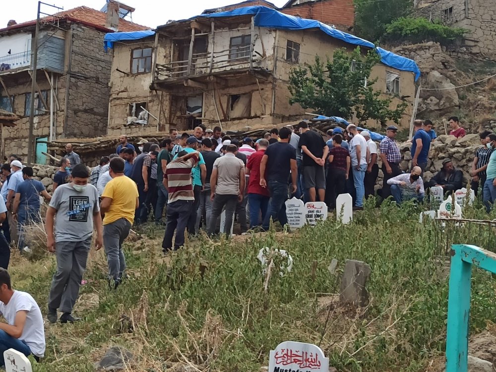 Afyon'da öldürülen anne ve bebeği yan yana toprağa verildi! Ailesiz kalan iki kardeş devlet korumasında