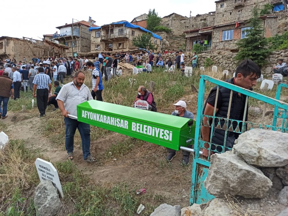 Afyon'da öldürülen anne ve bebeği yan yana toprağa verildi! Ailesiz kalan iki kardeş devlet korumasında