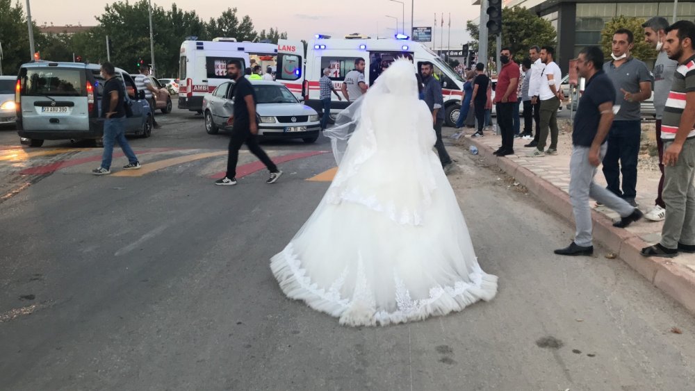 Düğün yolunda kaza! Gelinliğiyle yaralı teyzesine koştu