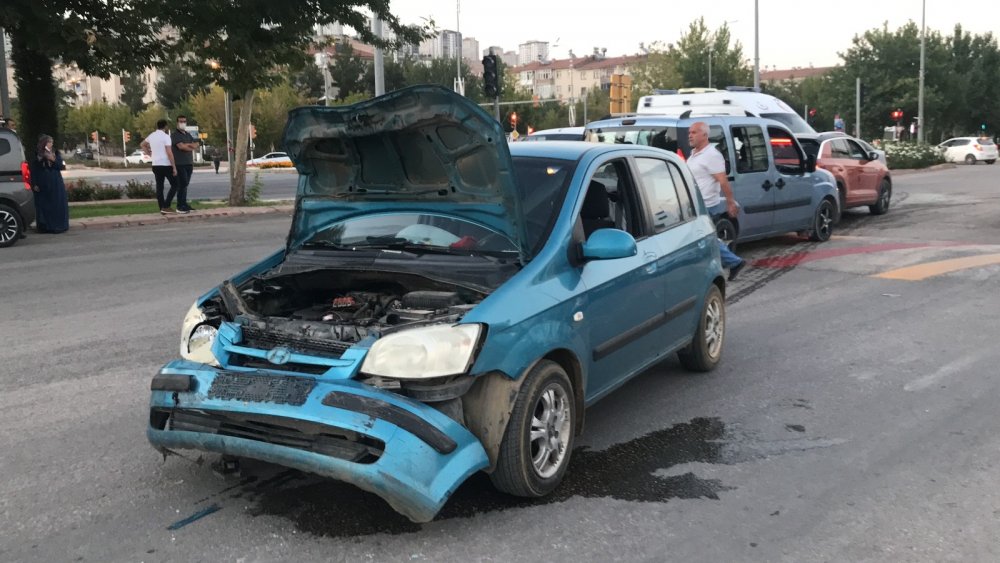 Düğün yolunda kaza! Gelinliğiyle yaralı teyzesine koştu