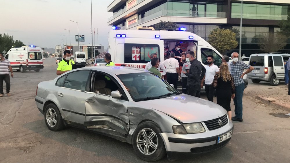 Düğün yolunda kaza! Gelinliğiyle yaralı teyzesine koştu