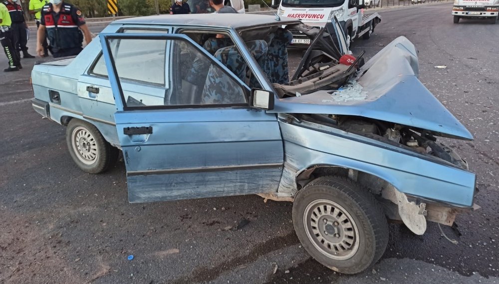 Konya - Aksaray yolunda ticari araç otomobille çarpıştı! 1'i ağır 5 yaralı