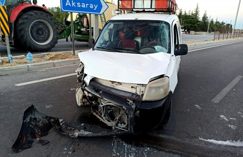 Konya - Aksaray yolunda ticari araç otomobille çarpıştı! 1'i ağır 5 yaralı