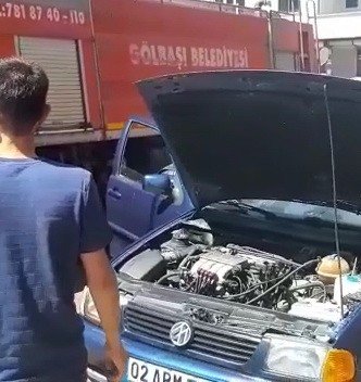 Seyir halindeki otomobilin motoru alev aldı