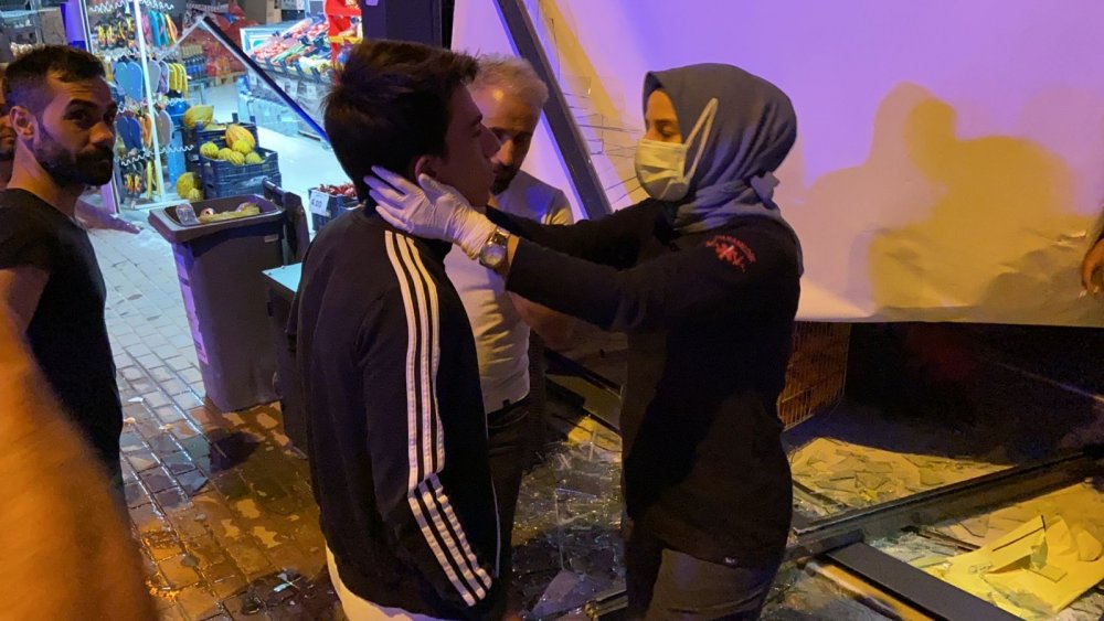Mahalle sakinlerinin uykusu bu kazayla kaçtı! Bursa'da genç sürücü dükkana girdi