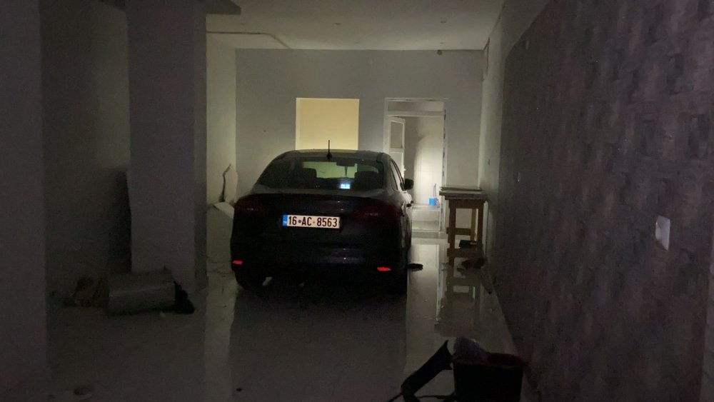 Mahalle sakinlerinin uykusu bu kazayla kaçtı! Bursa'da genç sürücü dükkana girdi