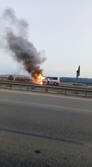 Minibüs otobanda alev alev yandı