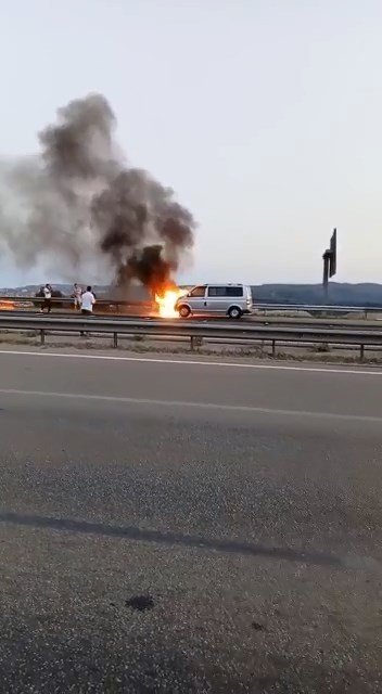Minibüs otobanda alev alev yandı