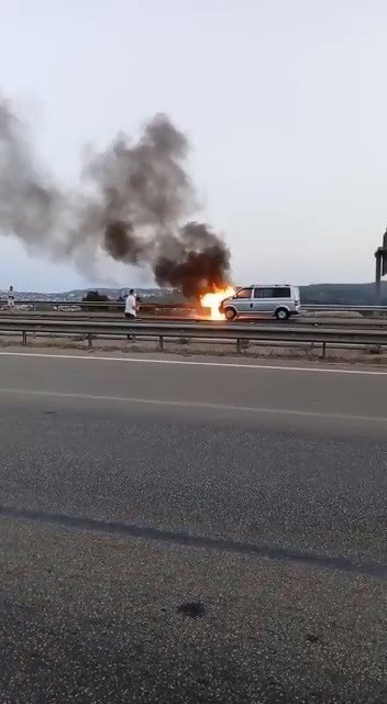 Minibüs otobanda alev alev yandı