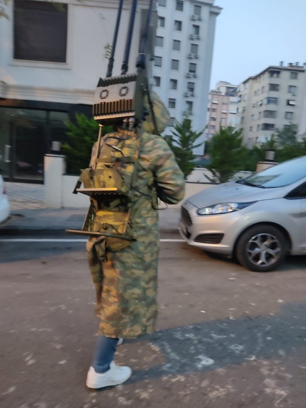 Polis özel kıyafetini giydi ve operasyon başladı