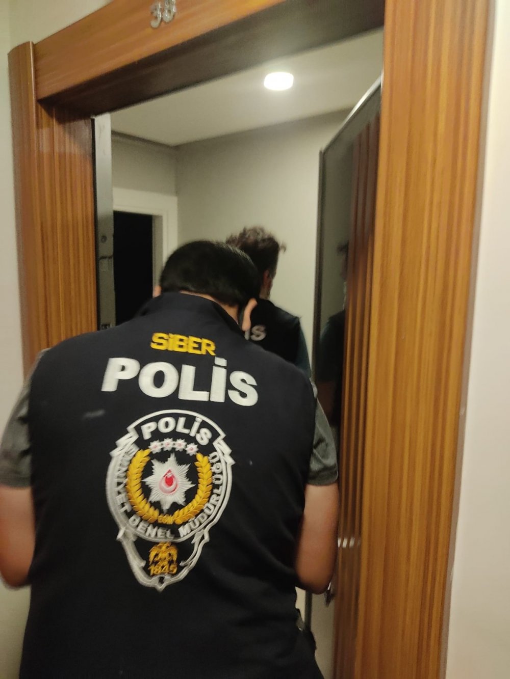 Polis özel kıyafetini giydi ve operasyon başladı