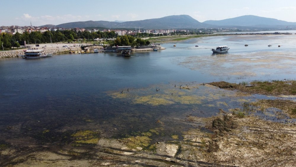 Konya Beyşehir Gölü bu günleri de gördü! Küçük kayıklar büyük tekneleri çekti