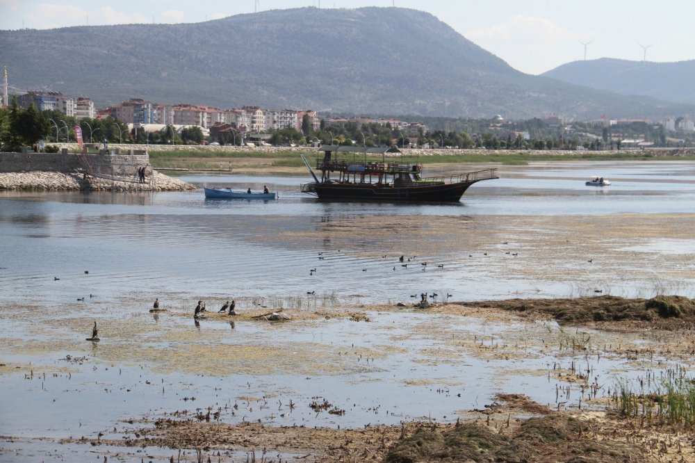 Konya Beyşehir Gölü bu günleri de gördü! Küçük kayıklar büyük tekneleri çekti