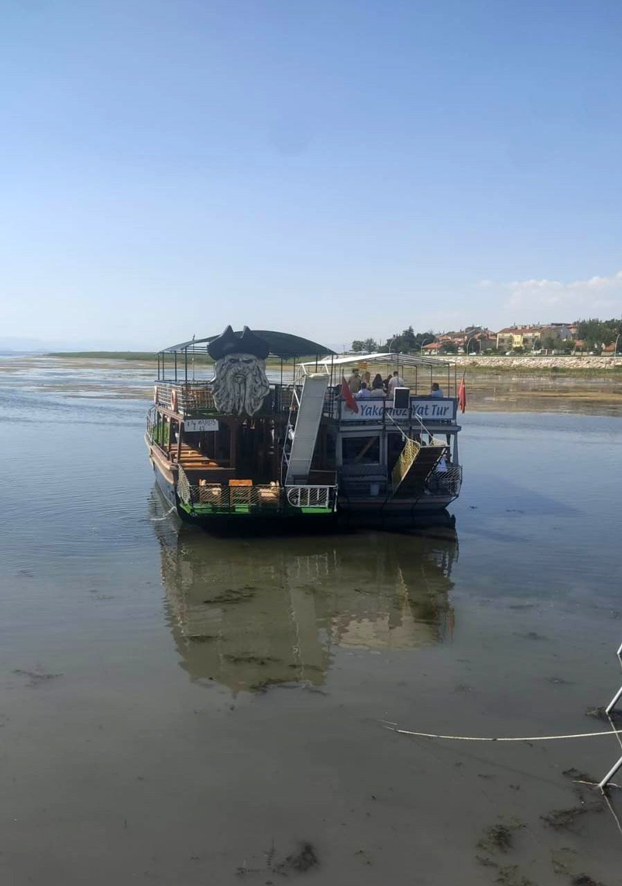 Konya Beyşehir Gölü bu günleri de gördü! Küçük kayıklar büyük tekneleri çekti