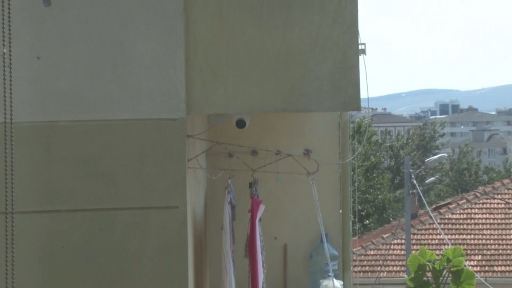 Güvenlik kamerası ile komşu tacizi! Engelli şahıs ve ailesine gösterdiği 'şey!' kameraya takıldı
